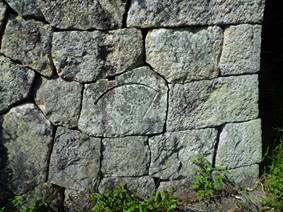 石の壁の前にある岩

自動的に生成された説明