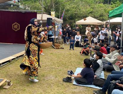 ���O, ��, ����, �l ���܂܂�Ă���摜

�����I�ɐ������ꂽ����