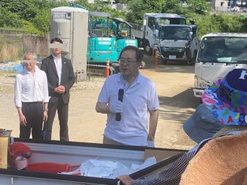 �g���b�N�̉ב�ɏ���Ă���l����

�Ⴂ���x�Ŏ����I�ɐ������ꂽ����