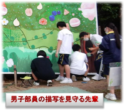 男子部員の描写を見守る先輩
